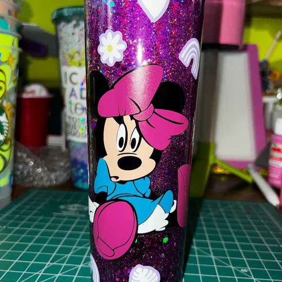 Minnie Mouse 20 oz Snow Globe - Picture 3 of 6